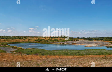 L'un des plus petits lacs à Fairburn Ings montrant de faibles niveaux d'eau en raison du manque de pluie et sec terre donné temps chaud Banque D'Images