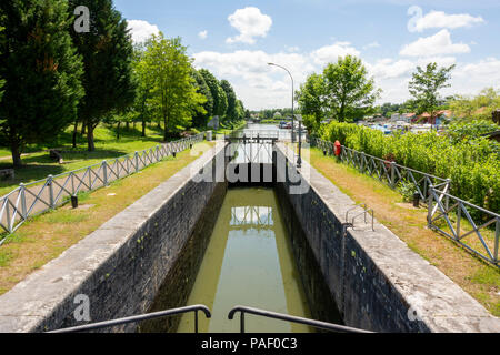 Porte d'Écluse, Canal de Loire, Decize, Nievre département, Bourgogne-Franche-Comté, France Banque D'Images