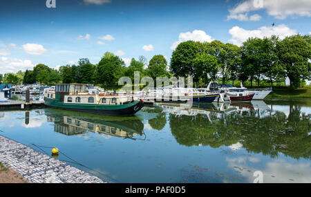 House boat, Canal de Loire, Decize, Nievre département, Bourgogne-Franche-Comté, France Banque D'Images