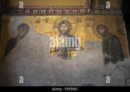 ISTANBUL, TURQUIE - 1 mars, 2018 : Mosaïque de Jésus le Christ entouré de la Vierge Marie et Jean le Baptiste dans la basilique Sainte-Sophie. Istanbul, Turquie Banque D'Images