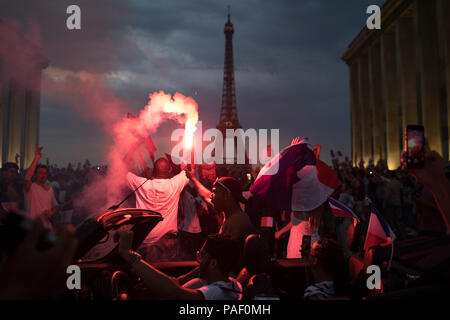 Fans français célébrer sur l'avenue des Champs-Élysées après la France a gagné la Coupe du Monde contre la Croatie, Paris, France, le 15 juillet 2018. Banque D'Images