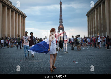 Fans français célébrer sur l'avenue des Champs-Élysées après la France a gagné la Coupe du Monde contre la Croatie, Paris, France, le 15 juillet 2018. Banque D'Images