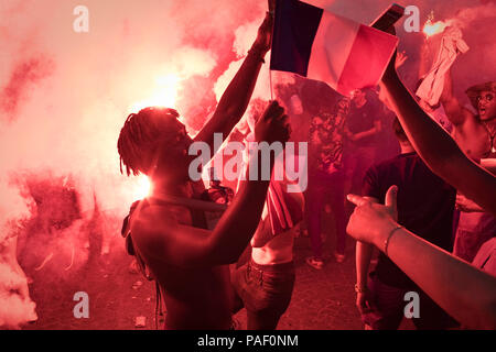 Fans français célébrer sur l'avenue des Champs-Élysées après la France a gagné la Coupe du Monde contre la Croatie, Paris, France, le 15 juillet 2018. Banque D'Images