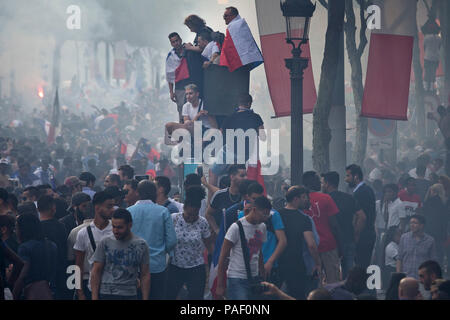 Fans français célébrer sur l'avenue des Champs-Élysées après la France a gagné la Coupe du Monde contre la Croatie, Paris, France, le 15 juillet 2018. Banque D'Images