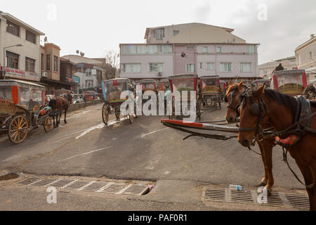 ISTANBUL, TURQUIE - 1 mars, 2018 : voitures à cheval sur la place de l'île de Büyükada. Istanbul, Turquie. Banque D'Images