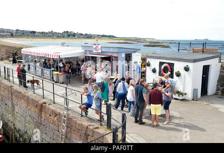 Port de Lobster Shack North Berwick avec files d'attente de personnes dans l'est de l'Écosse Lothian Banque D'Images