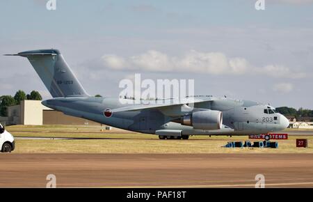 Avion japonais Kawasaki C-2 pour la première fois visite au Royaume-Uni pour le Royal International Air Tattoo 2018 Banque D'Images