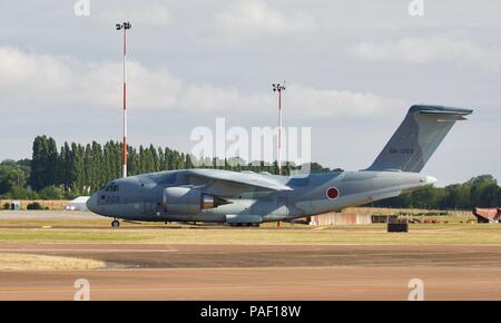 Avion japonais Kawasaki C-2 pour la première fois visite au Royaume-Uni pour le Royal International Air Tattoo 2018 Banque D'Images