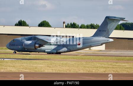 Avion japonais Kawasaki C-2 pour la première fois visite au Royaume-Uni pour le Royal International Air Tattoo 2018 Banque D'Images