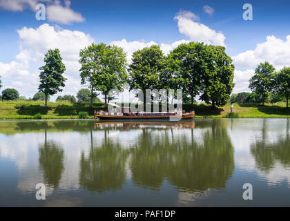 House boat, Canal de Loire, Decize, Nievre département, Bourgogne-Franche-Comté, France Banque D'Images