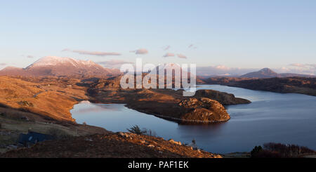 Vue panoramique sur le Loch Inchard avec Ben Pile, Arkle Foinaven et dans la distance, Sutherland Banque D'Images