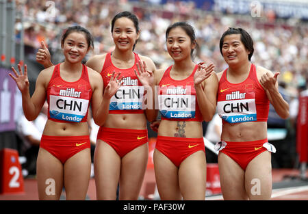 L'équipe chinoise de Liang Xiaojing (à gauche), Wei Yongli (deuxième à gauche), Ge Manqi (deuxième à droite) et après le Yuan Qiqi Women's 4x100m relais au cours du deuxième jour de l'Anniversaire Muller Jeux à la reine Elizabeth Stadium, Londres. Banque D'Images