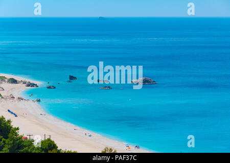 Vue panoramique de la plage de Kathisma à Lefkada île Ionienne, en Grèce. Vue de l'infinie des eaux turquoises de l'océan Banque D'Images