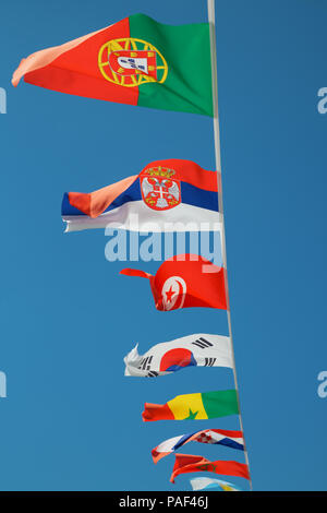 La collection de drapeaux nations du football dans le ciel bleu Banque D'Images