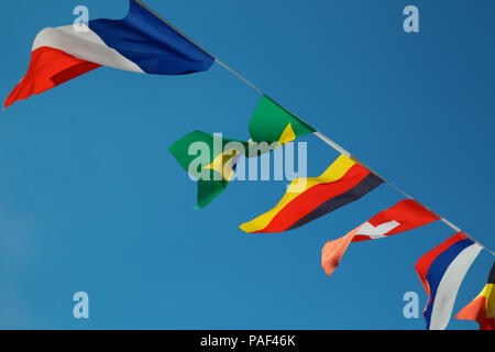 La collection de drapeaux nations du football dans le ciel bleu Banque D'Images