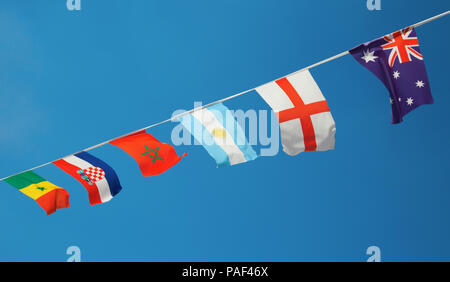 La collection de drapeaux nations du football dans le ciel bleu Banque D'Images