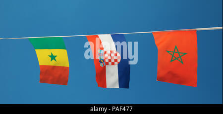 La collection de drapeaux nations du football dans le ciel bleu Banque D'Images