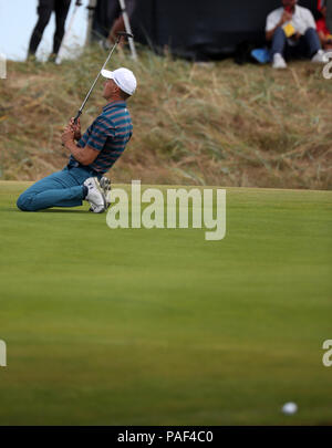 USA's Jordan Spieth tombe à genoux après avoir raté un putt sur le 5ème jour pendant quatre de l'Open Championship 2018 à Carnoustie Golf Links, Angus. Banque D'Images