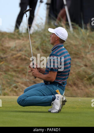 USA's Jordan Spieth tombe à genoux après avoir raté un putt sur le 5ème jour pendant quatre de l'Open Championship 2018 à Carnoustie Golf Links, Angus. Banque D'Images