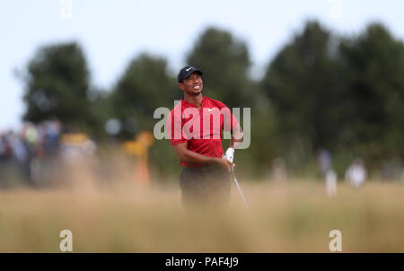 USA's Tiger Woods prend son 2ème tir sur le 7ème jour pendant quatre de l'Open Championship 2018 à Carnoustie Golf Links, Angus. Banque D'Images