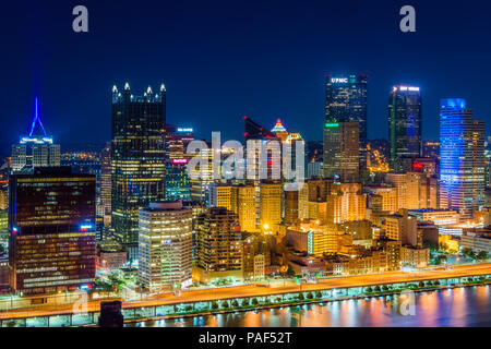 Avis de la Pittsburgh skyline at night, de Mount Washington, Pittsburgh, Pennsylvanie. Banque D'Images