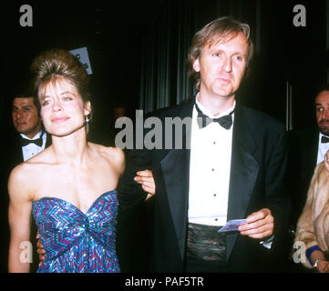 LOS ANGELES, CA - le 30 mars : L'actrice Linda Hamilton et James Cameron Directeur assister à la 64e conférence annuelle des Academy Awards le 30 mars 1992 à la Dorothy Chandler Pavilion à Los Angeles, Californie. Photo de Barry King/Alamy Stock Photo Banque D'Images