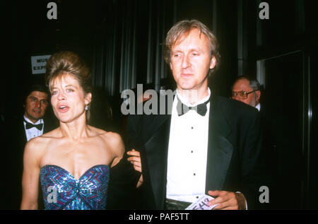 LOS ANGELES, CA - le 30 mars : L'actrice Linda Hamilton et James Cameron Directeur assister à la 64e conférence annuelle des Academy Awards le 30 mars 1992 à la Dorothy Chandler Pavilion à Los Angeles, Californie. Photo de Barry King/Alamy Stock Photo Banque D'Images