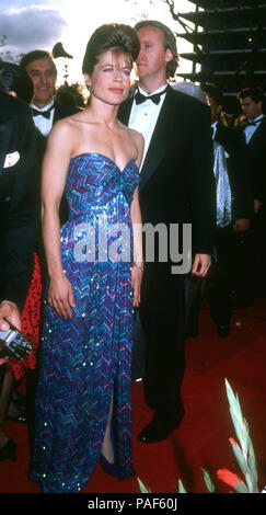 LOS ANGELES, CA - le 30 mars : L'actrice Linda Hamilton et James Cameron Directeur assister à la 64e conférence annuelle des Academy Awards le 30 mars 1992 à la Dorothy Chandler Pavilion à Los Angeles, Californie. Photo de Barry King/Alamy Stock Photo Banque D'Images