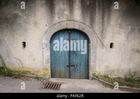 Entrée d'une cave à vin traditionnelle de Basse Autriche, la porte et des trous de ventilation, les initiales du premier propriétaire au-dessus de la porte Banque D'Images