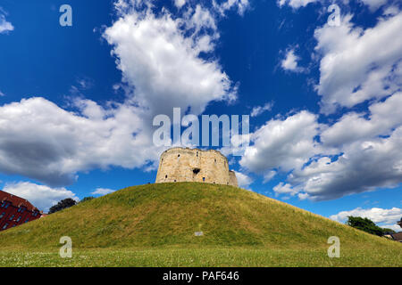 Clifford's Tower at York Castle à York, Yorkshire, Angleterre Banque D'Images