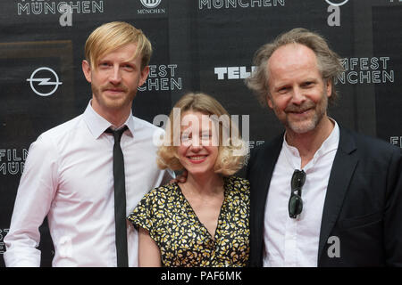 Philipp Gröning directeur, producteur David Zimmerschied, et l'actrice Julia Zange lors d'un photocall à Filmfest München 2018 Banque D'Images