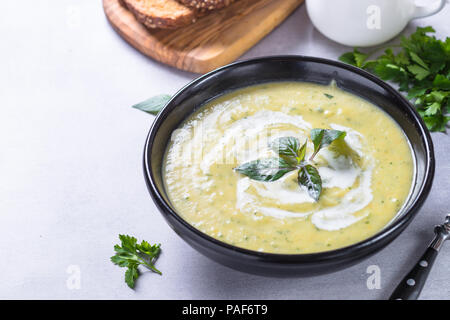 Soupe crème de courgettes purée. Banque D'Images