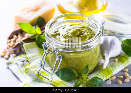 Sauce Pesto en bocal de verre et d'ingrédients. Banque D'Images