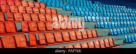 Stade de football se tient sur le sport, rouge et bleu, photo horizontale Banque D'Images