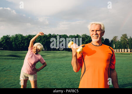 Bien-être en santé senior people working out with dumbbells Banque D'Images