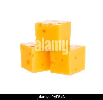 Des cubes de fromage isolé sur fond blanc. With clipping path. Banque D'Images