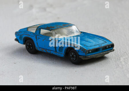 Joué avec beaucoup d'usure et Matchbox bleu clair n° 14 ISO Grifo petite voiture Banque D'Images