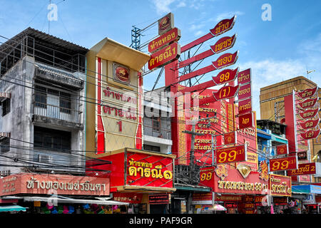 Magasins d'or et rouge les panneaux publicitaires traditionnels colorés pour une identification facile. High street Pattaya Thaïlande Asie du sud-est Banque D'Images
