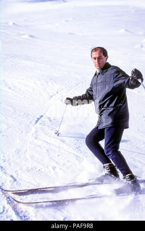 Homme skiant sur une pente avec des chaussures de ski et des skis en cuir à l'ancienne à la station de ski de Serfaus, en Autriche, dans les années 1960 Banque D'Images