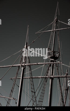 Mâts et d'un gréement caravelle portugaise de l'époque de la découverte. Tons noir et blanc. Banque D'Images