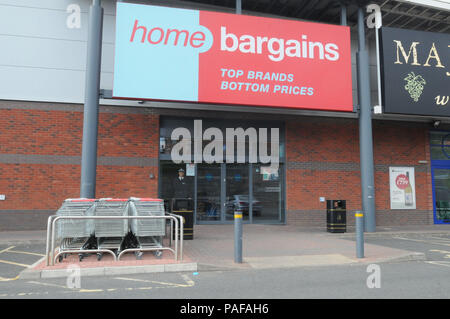 L'accueil Bonnes affaires store sur l'arbuste Hill Retail Park dans le suif Hill, Worcester où un garçon de trois ans dans une poussette a une substance corrosive ou vaporisé" "jeté sur lui. Banque D'Images