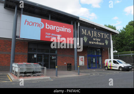 L'accueil Bonnes affaires store sur l'arbuste Hill Retail Park dans le suif Hill, Worcester où un garçon de trois ans dans une poussette a une substance corrosive ou vaporisé" "jeté sur lui. Banque D'Images