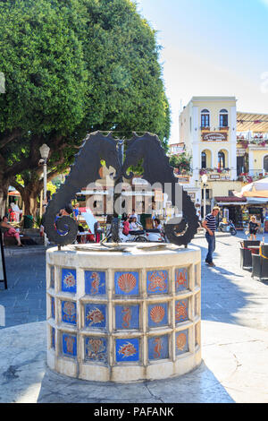 Centre de la vieille ville de Rhodes, Dodécanèse, Grèce - le 7 juillet 2018 : les touristes et visite des boutiques au square de la Jewish Martyrs dans le vieux Rhodes, Grèce Banque D'Images