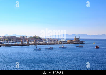 Les moulins à vent et la tour St Nicolas et le phare de port de Mandraki à Rhodes, Dodécanèse, Grèce Banque D'Images