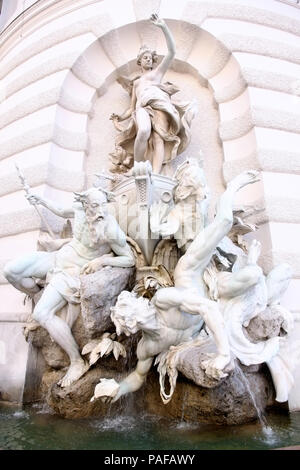 Sculptures sur Michaelerplatz Fontaine en quart de la Hofburg, Vienne, Autriche Banque D'Images