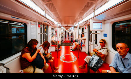 Vue grand angle des passagers à l'intérieur d'un train de métro de Milan en ligne M2 Banque D'Images