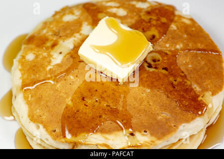 Pancake avec un carré de beurre et de sirop sur une table de cuisine en attente d'être mangés Banque D'Images