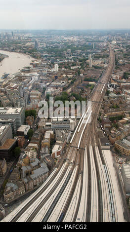 Vues de 72 étage de l'ailway Sharde de l'approche de la Station London Bridge Banque D'Images