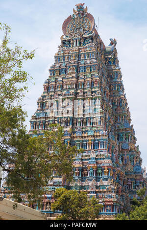 L'ouest de Gopuram, ou la passerelle, à l'ensemble du temple Meenakshi couvrant 45 hectares au coeur de la ville de Madurai dans le Tamil Nadu. Banque D'Images