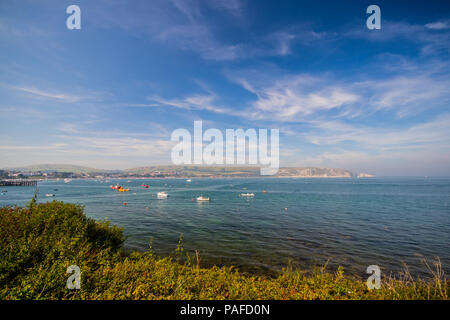 Vue paysage à travers la baie de Swanage vers Harry's Rocks, Swanage, Dorset, UK Banque D'Images
